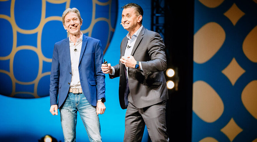 Unternehmensberater und Bestsellerautor Chris McChesney (r.) auf der Bühne. Foto: Willow Creek Deutschland