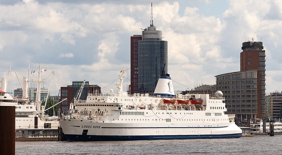 Die „Logos Hope“ an den Landungsbrücken in Hamburg. Foto: OM