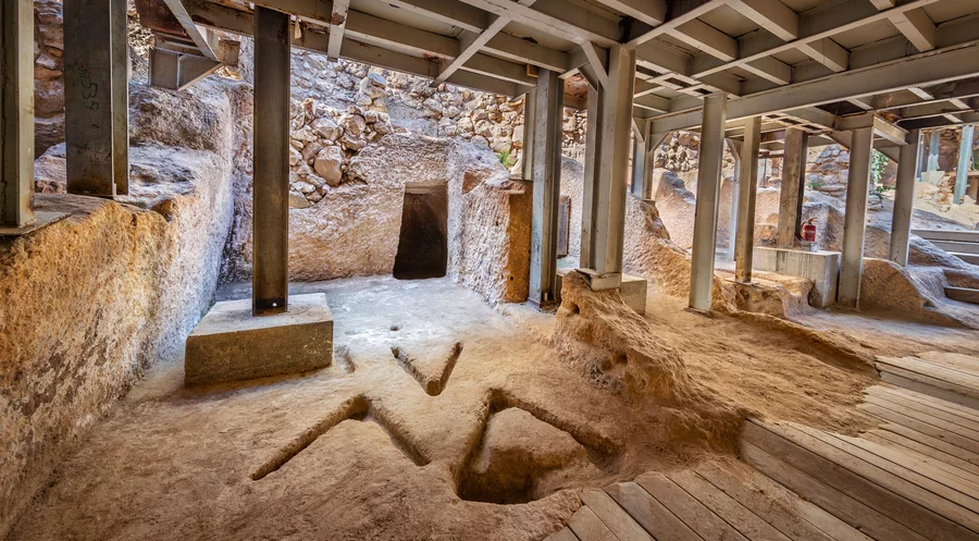 Bei dem entdeckten Bauwerk handelt es sich um acht in den Felsen gehauene Räume. Foto: Israel Antiquities Authority