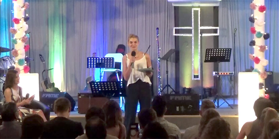 Die GNTM-Gewinnerin von 2012, Luisa Hartema. Screenshot: Riverside Church Rheiderland
