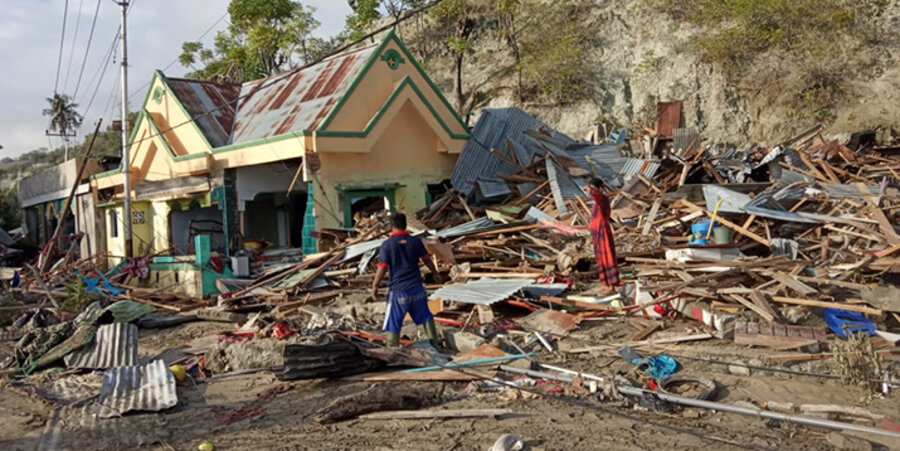 Anwohner suchen in den Resten der zerstörten Häuser nach persönlichen Gegenständen. Foto: World Vision