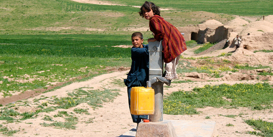 Kinder freuen sich über einen neuen Brunnen, der sie mit sauberem Trinkwasser versorgt. Foto: Shelter Now Germany e.V.