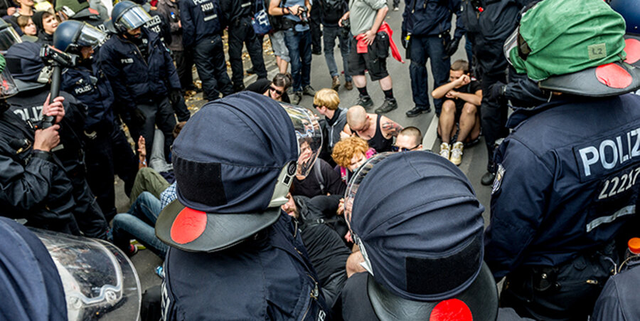 Gegendemonstranten blockierten den „Marsch für das Leben“ 2015. Foto: idea/MPZ
