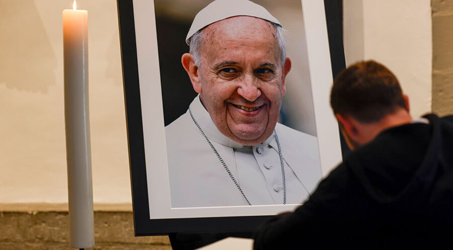 Viele Trauernde tragen sich in Kondolenzbüchern  für den verstorbenen Papst Franziskus ein. Foto: picture alliance/dpa | Thomas Banneyer