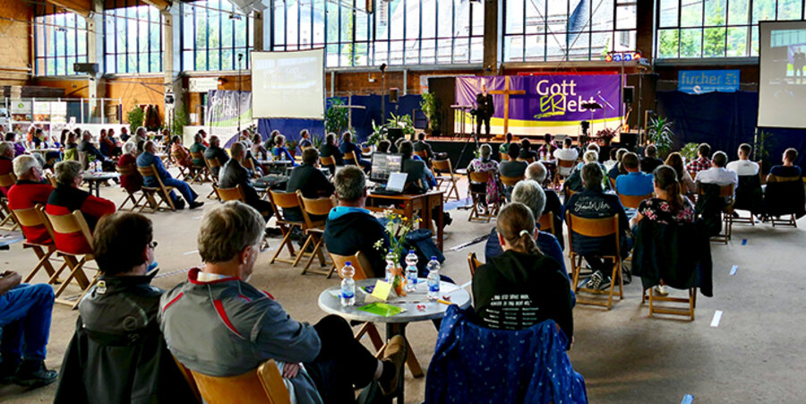 Wegen den Corona-Hygienemaßnahmen fand die Veranstaltung in einer Eishalle statt und nicht wie geplant in einem Zelt. Foto: Evangelisationsteam/J. Ulbricht 