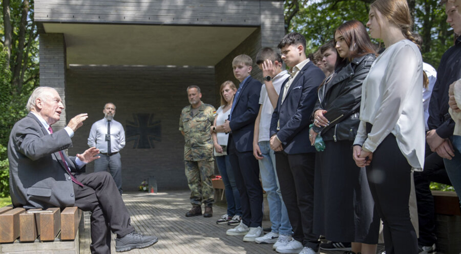 Der frühere Generalinspekteur der Bundeswehr, General a.D. Hans-Peter von Kirchbach (links), mit Schülern, die für den Volksbund Deutsche Kriegsgräberfürsorge gesammelt haben. Foto: Axel Rothkehl