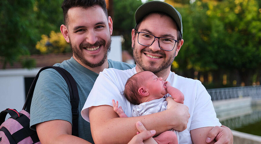 Die Konferenz „Men Having Babies“ richtet sich an schwule Männer und Transpersonen, die mit Hilfe von Leihmutterschaft Eltern werden wollen. Symbolfoto: iStock/Ladanifer