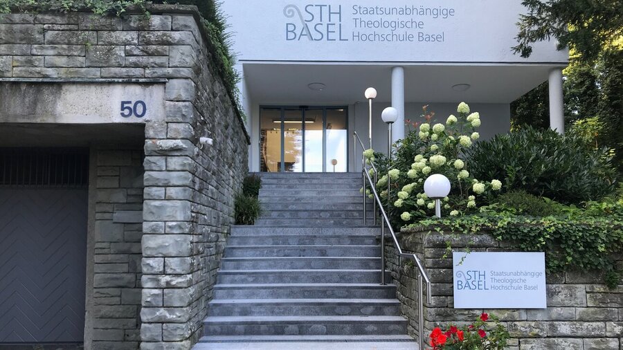 Die Staatsunabhängige Theologische Hochschule (STH) Basel bietet ein bibelorientiertes Studium an. 