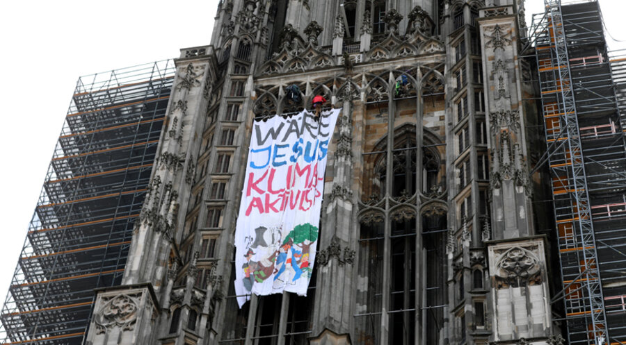 Das Banner hing am 2. Juli am Ulmer Münster. Foto: picture alliance/dpa | Ralf Zwiebler