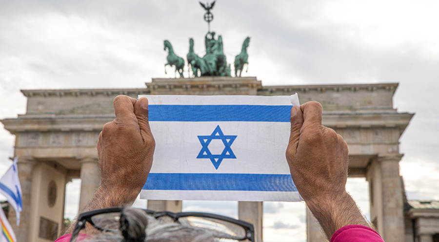 Ältere Befragte beurteilen die Sicherheit von Juden in Deutschland pessimistischer als jüngere. 