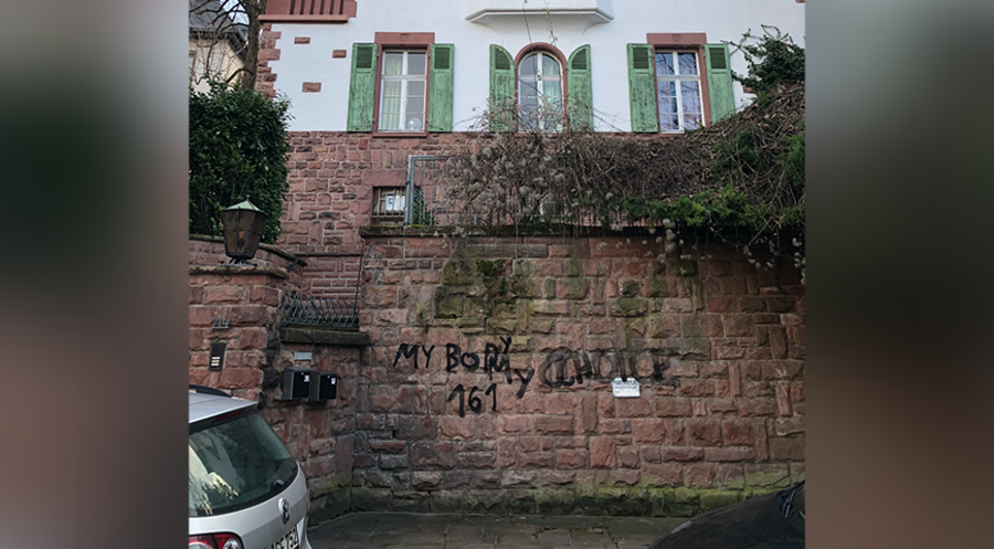 Die Täter sprühten die Parole „„My Body, my Choice“ an eine Gebäudewand. Foto: 1000plus