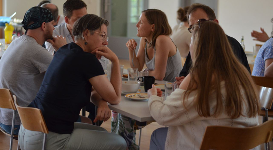 Beim gemeinsamen Essen werden Beziehungen
geknüpft. Foto: aufleben dresden