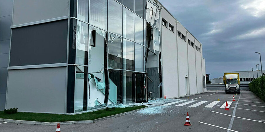 In Österreich ist ein Lastwagenfahrer absichtlich in eine rumänische Pfingstkirche in Brunn am Gebirge gefahren. Foto: picture alliance/DOMINIK MANDL/APA/picturedesk.com|DOMINIK MANDL