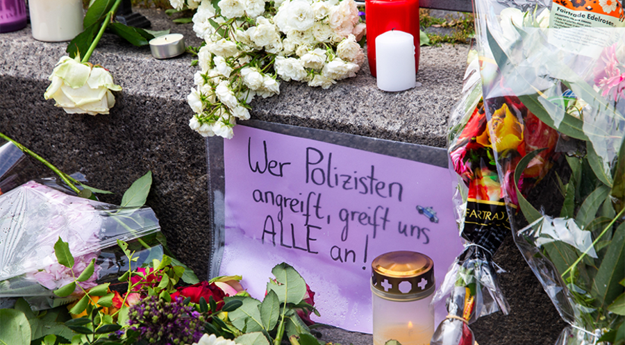 Blumenniederlegungen am Mannheimer Marktplatz zum Gedenken an den ermordeten Polizisten. Foto: picture alliance/CHROMORANGE/Udo Herrmann