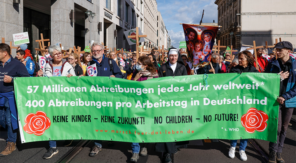 Teilnehmer der letztjährigen Kundgebung „Marsch für das Leben“ demonstrieren gegen Schwangerschaftsabbrüche. Foto: Picture Alliance/Jochen Eckel
