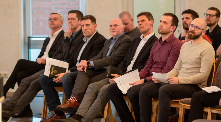 Beim Gebets- und Fasttag dabei waren: (v.l.) Daniel Siemens, David Kröker, Olaf Latzel, Heinrich Derksen, Matthias Lohmann, Michael Wiche und Peter Krell. Foto: EF Köln Ostheim/Marcel Derksen