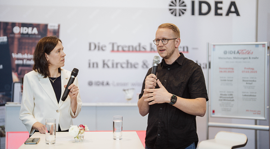 „Die Menschen im Nahen Osten wollen keine Zweistaatenlösung“: Luca-Elias Hezel im Gespräch mit IDEA-Leiterin Daniela Städter. Foto: IDEA/Matthias Schmitt 