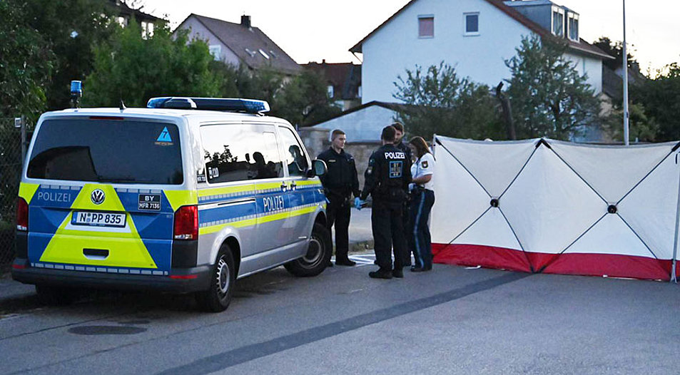 Polizisten stehen vor einem aufgebauten Sichtschutz, nachdem ein Mann in Ansbach mehrere Passanten angegriffen hat. Foto: picture alliance/dpa/vifogra | Bauernfeind
