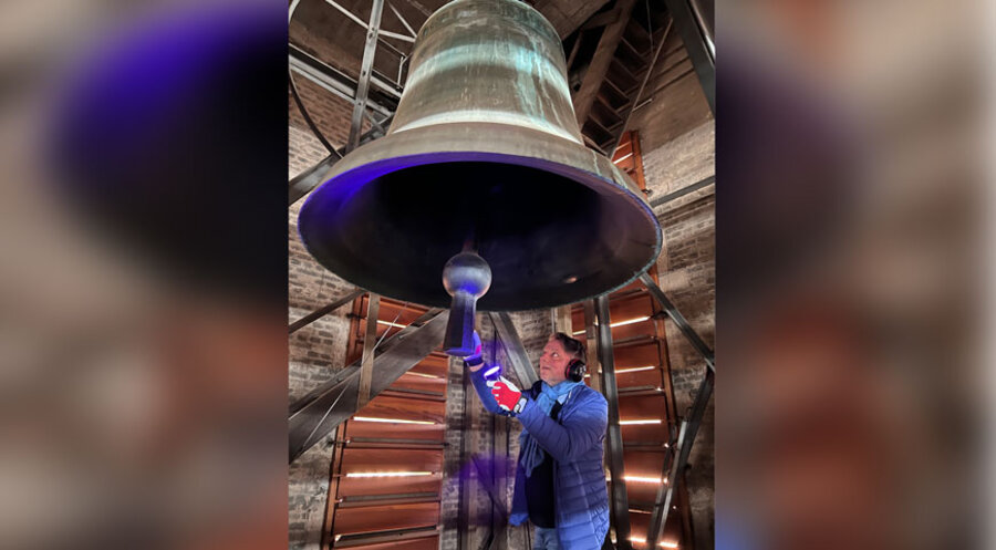 Prof. Michael Kaufmann unter der Christkönigsglocke in der Marienkirche in Landau
Foto: Beratungsausschuss für das Deutsche Glockenwesen/Horst Christill 