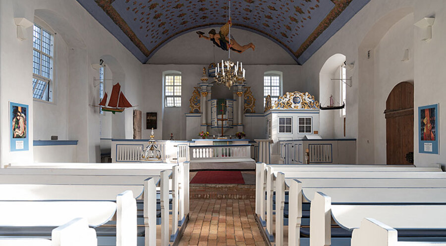 Der Innenraum der Inselkirche Hiddensee. Foto: Uta-Katharina Gau