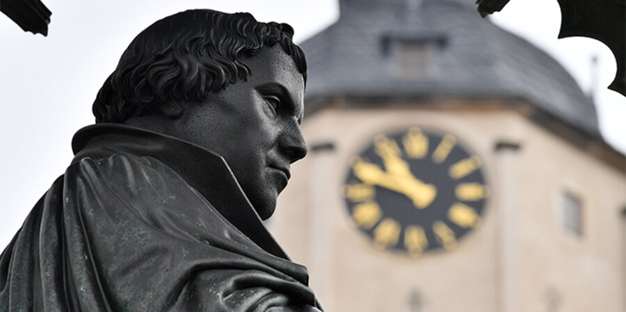 In ganz Deutschland wird heute der Reformation gedacht. Das Bild zeigt das Denkmal des Reformators Martin Luther (1483–1546) in Wittenberg. Foto: picture-alliance/Hendrik Schmidt/dpa-Zentralbild/ZB