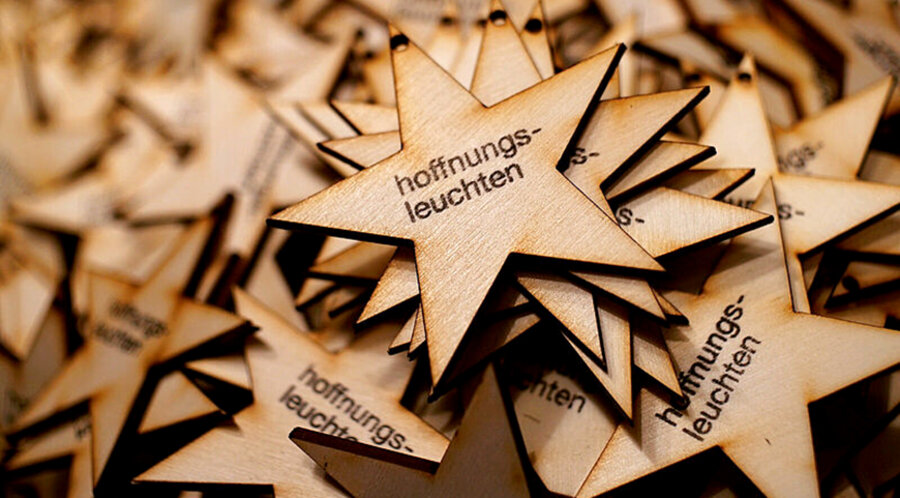 Seit dem 1. Advent werden drei Kirchtürme in der Millionenmetropole rot-golden angestrahlt. Foto: www.nordkirche.de