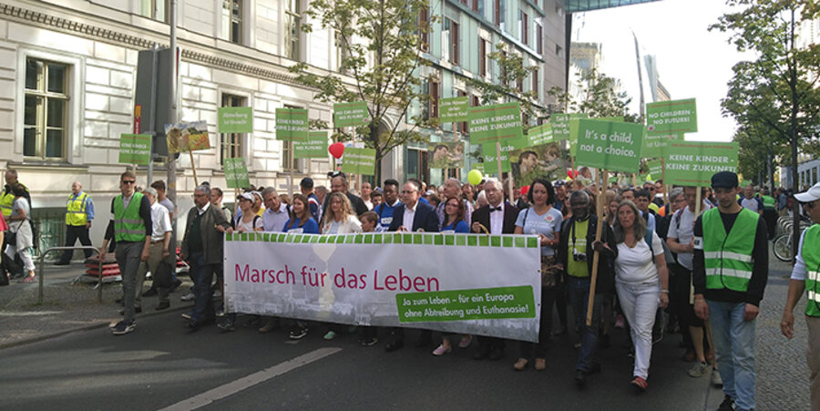 Nach Angaben des Veranstalters nahmen an dem Marsch für das Leben 8.000 Menschen teil. Foto: idea/Steffen Ryll