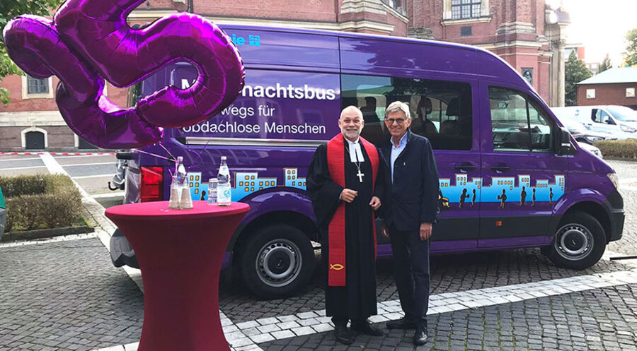 Landespastor Dirk Ahrens mit dem Gründer des Mitternachtsbusses Dr. Stephan Reimers. Foto: Diakonie Hamburg