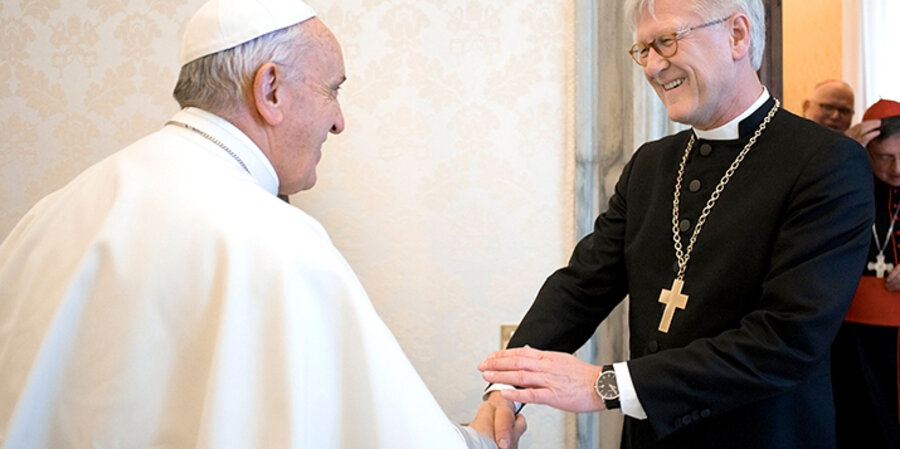 v. l.: Papst Franziskus hat den EKD-Ratsvorsitzenden, Landesbischof Heinrich Bedford-Strohm im Vatikan empfangen. Foto: L'Osservatore Romano