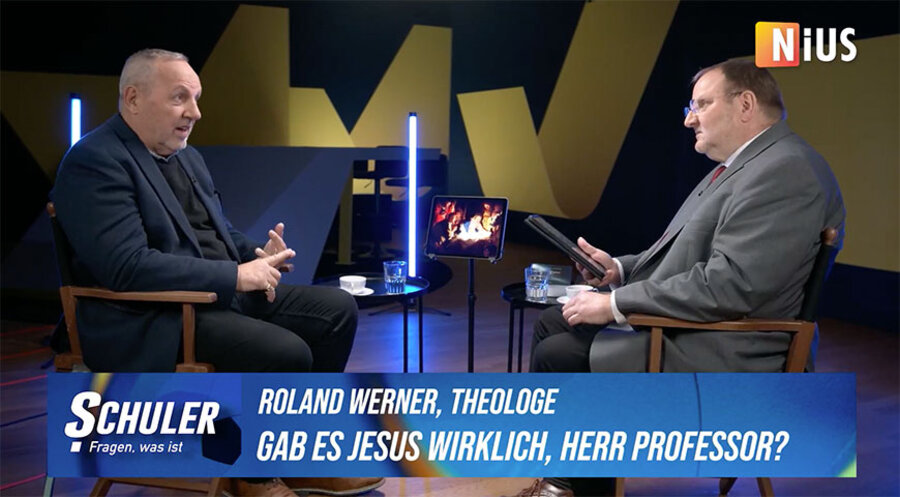 Der Theologieprofessor und Sprachwissenschaftler Roland Werner (l) im Gespräch mit dem Journalisten Ralf Schuler. Screenshot: nius.de