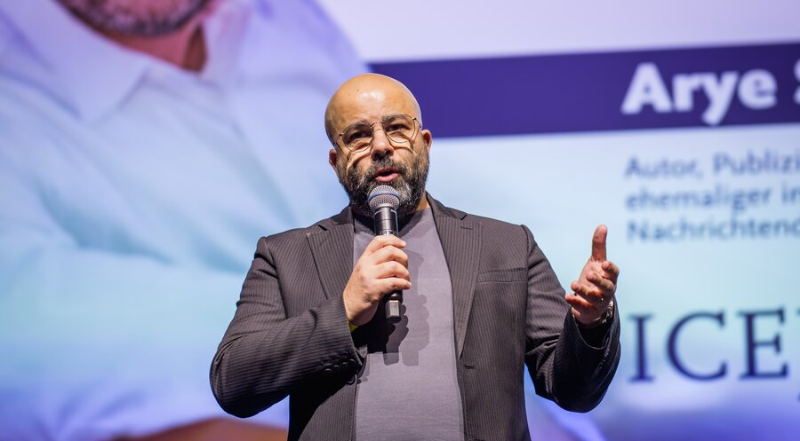 Arye Sharuz Shalicar auf der Gebetskonferenz der ICEJ in Nürtingen. Foto: Levi Dörflinger