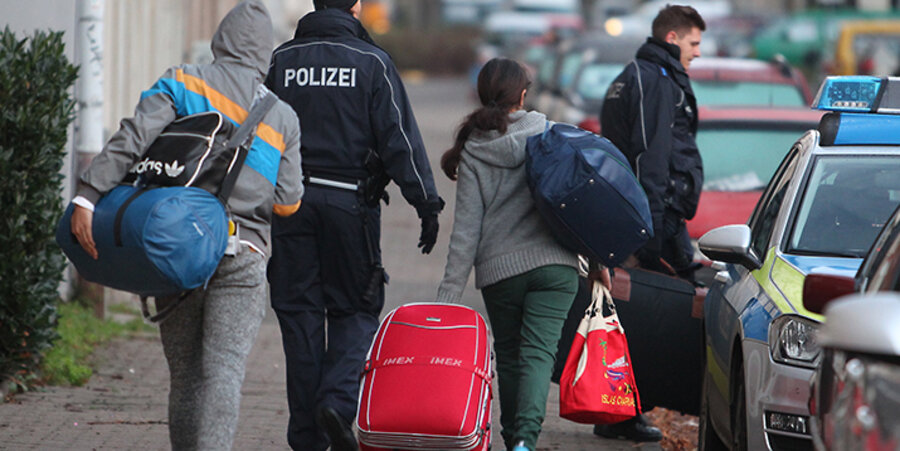 Abgelehnte Asylbewerber werden von der Polizei abgeholt. Symbolfoto: picture-alliance/dpa