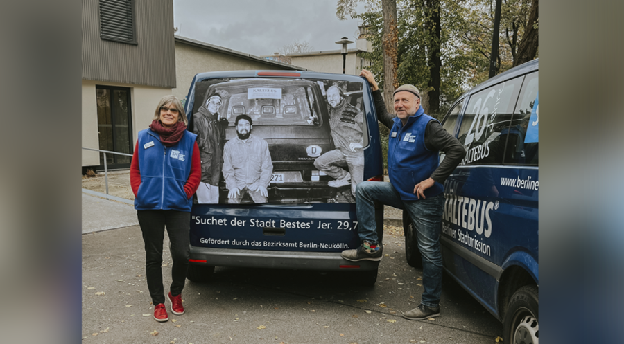 Kältebus-Mitinitiatorin Karen Holzinger und der Leiter der Kältehilfe bei der Stadtmission, Uli Neugebauer, mit den alten Bussen. 