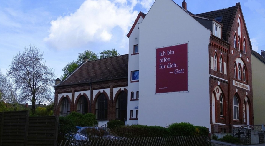 Die Kirchliche Gemeinschaft Hattingen nutzt die Fassade ihres Gebäudes für eine evangelistische Botschaft. Foto: Kirchliche Gemeinschaft Hattingen