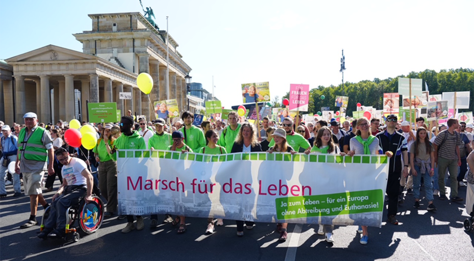 In Berlin - wie auch in Köln - setzte sich "Der Marsch für das Leben" am frühen Nachmittag in Bewegung. Foto: IDEA/Markus Pletz