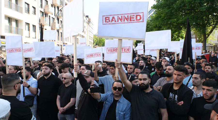 Die Demonstranten hielten weiße Plakate mit den Aufschriften „zensiert“ und „verboten“ hoch. Foto: picture alliance / epd-bild | Stephan Wallocha
