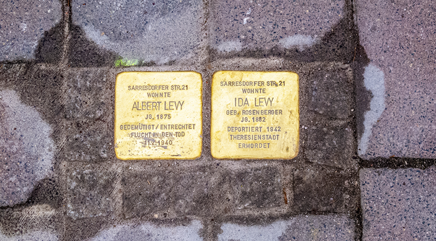 Zwei Stolpersteine in Gerolstein zum Gedenken an jüdische Opfer des Holocaust. Foto: iStock/Stanislava Karagyozova