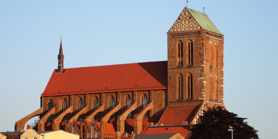 Ohne Nicht-Kirchenmitglieder läuft vielerorts wenig: Blick auf die Nikolaikirche in Wismar. Foto: hauku/Pixelio.de