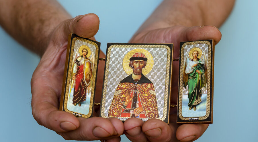 Die Betrügerinnen arbeiten bei ihrer Masche unter anderem mit christlichen Heiligenbildern oder Weihwasserfläschchen. Symbolfoto: Istock/Mikhail Dmitriev