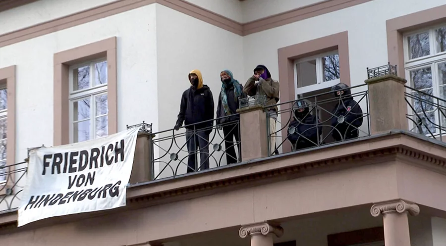Aktivisten besetzen das CDU-Büro in Hannover. Foto: imago-images.de/Die Videomanufaktur