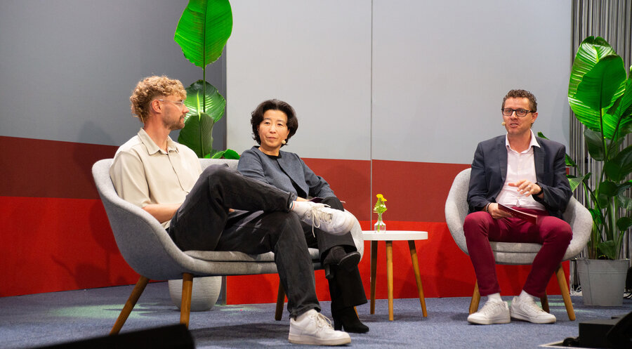 Nik Ebert, Mihamm Kim-Rauchholz und Dave Jarsetz (v.l.) hielten gemeinsam die Predigt im Gottesdienst. Foto: Jochen Lengler