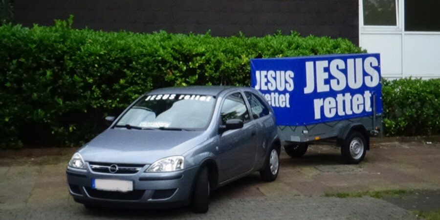 Aus einem Haus, vor dem er parkte, sei sein Anhänger mit der Aufschrift „Jesus rettet“ mit Wasser überschüttet worden. Foto: Privat