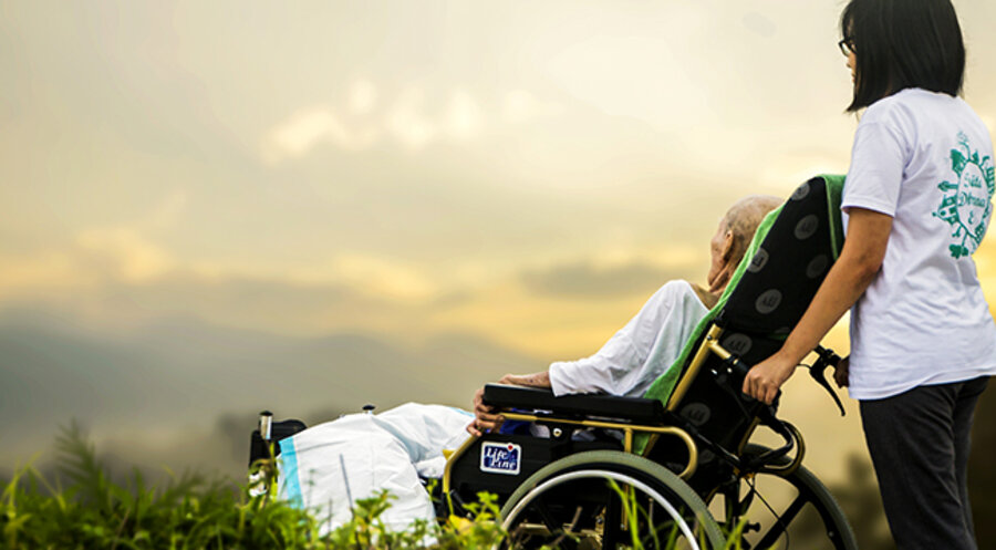 Viele Menschen fürchten, dass sie im Pflegefall auf Sozialhilfe angewiesen sind. Symbolfoto: pixabay