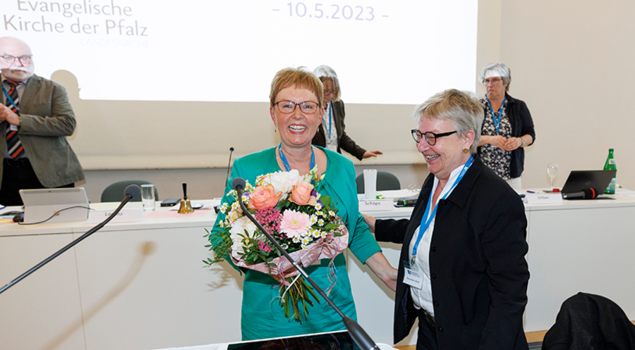 Kirchenpräsidentin Dorothee Wüst (re.) gratuliert Oberkirchenrätin Marianne Wagner zur Wiederwahl. Foto: view