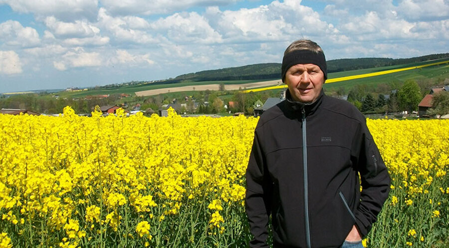 Der 69-jährige Landwirt Marin Werner vor einem seiner Rapsfelder. Foto: Martin Werner