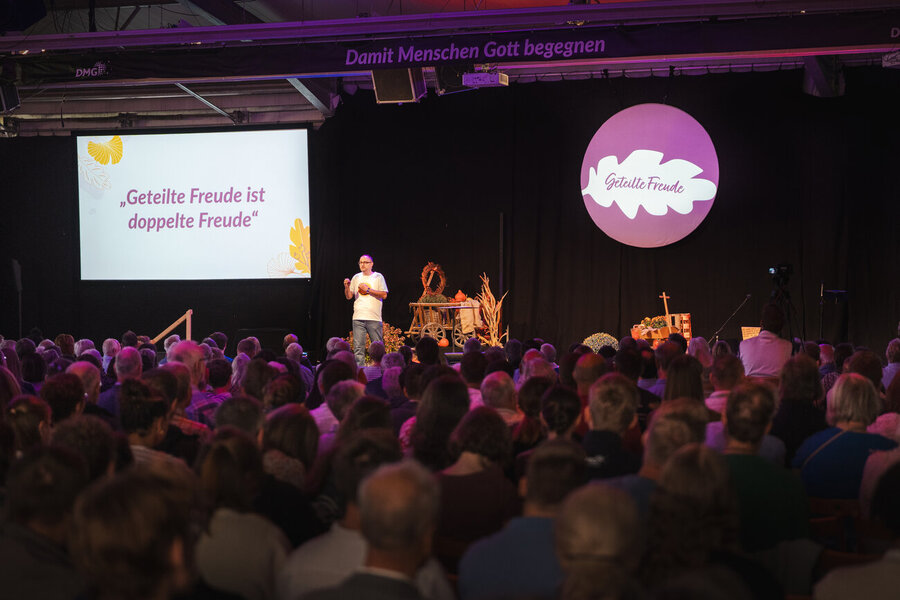 DMG-Missionar Sarmad Aziz berichtete wie sich sein Leben durch die Begegnung mit Jesus veränderte.