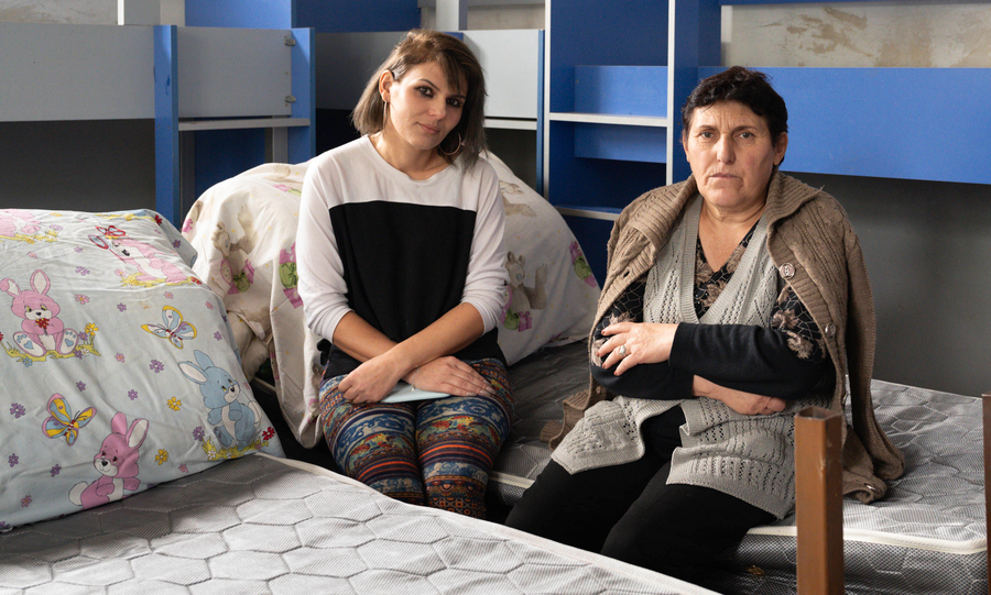 Flüchtlinge aus Bergkarabach in einer Notunterkunft. Foto: picture alliance / SZ Photo | Rainer Unkel