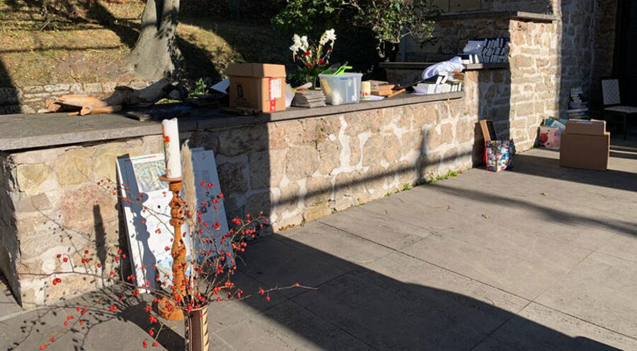 Der Muslim stellte die Gegenstände auf dem Vorplatz der Kirche ab. Foto: Privat