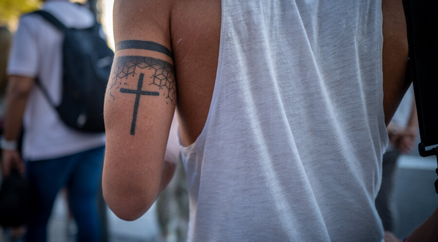 Ein Tattoo kann auch ein sichtbares Glaubenszeugnis sein. Symbolfoto: iStock/Pierre Aden