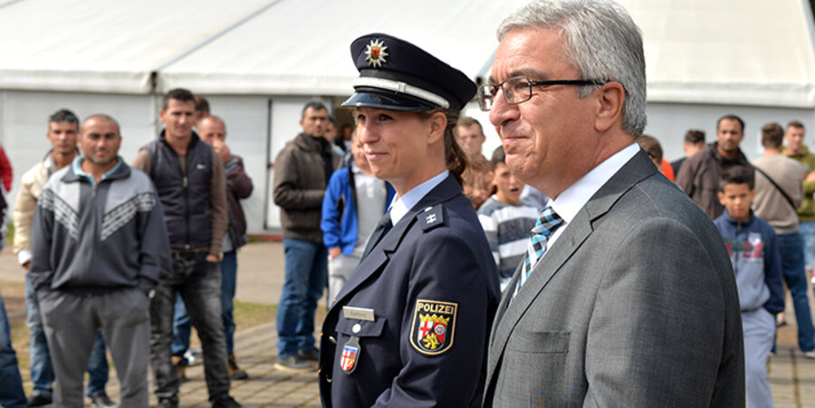 Der rheinland-pfälzische Innenminister Roger Lewentz beim Besuch einer Flüchtlingsaufnahmeeinrichtung in Trier. Foto: picture-alliance/dpa